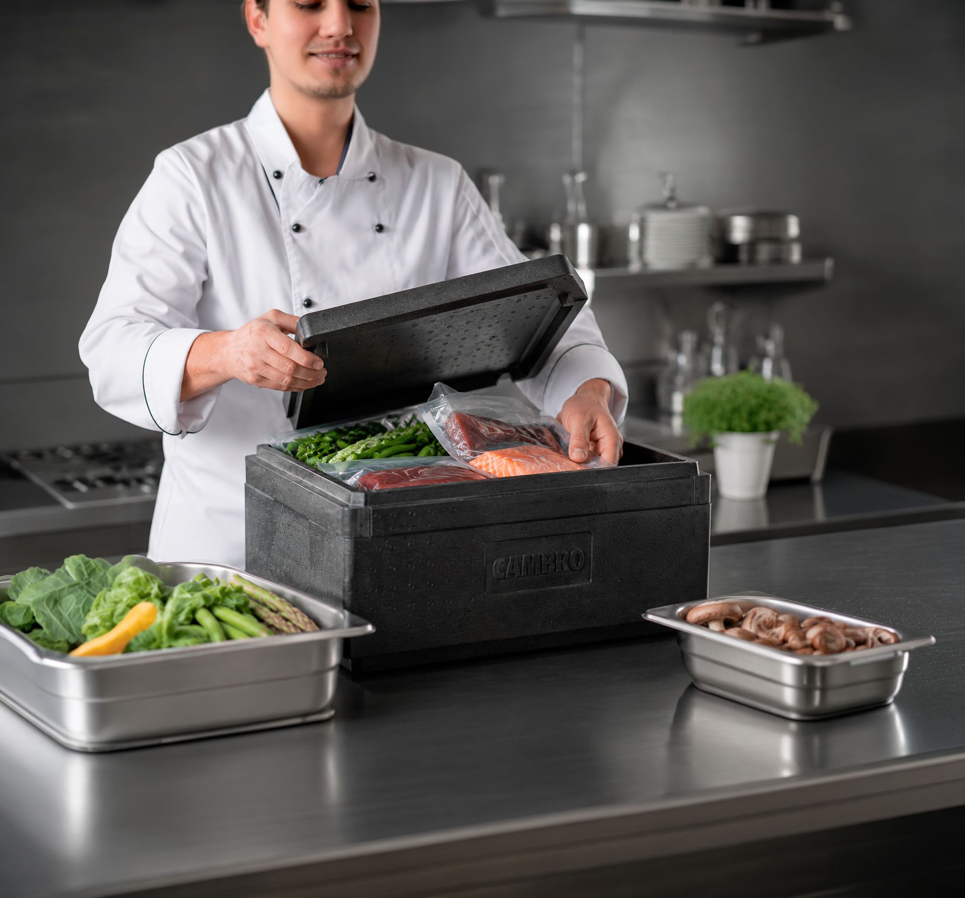 Un chef colocando comida en un recipiente térmico.