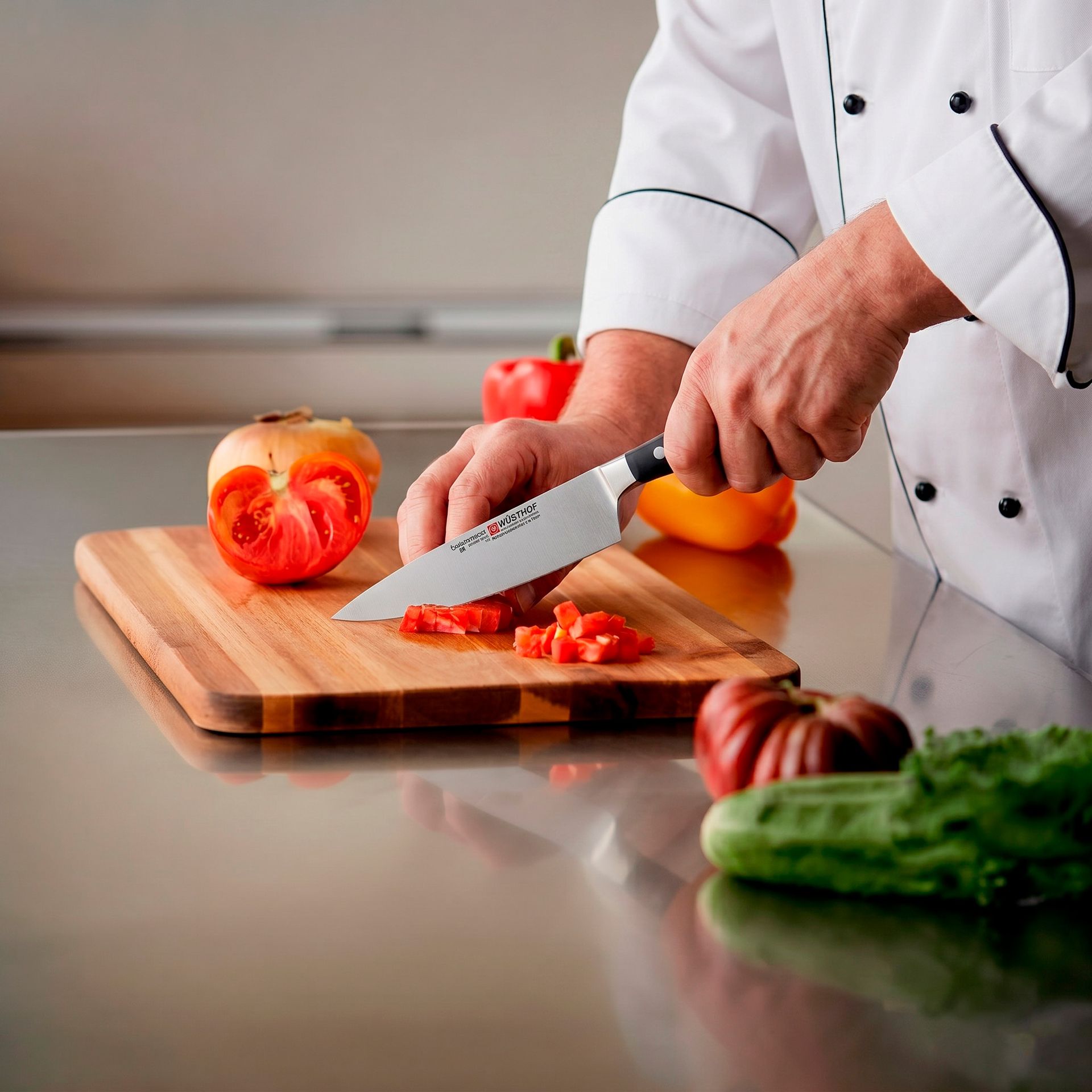 Chef cortando pimientos.