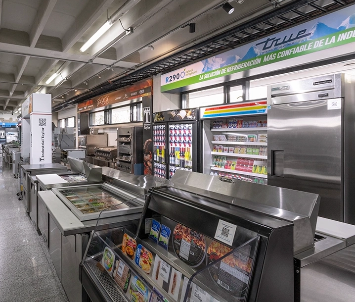 Una sala de exposición de diversos equipos de cocina comercial.